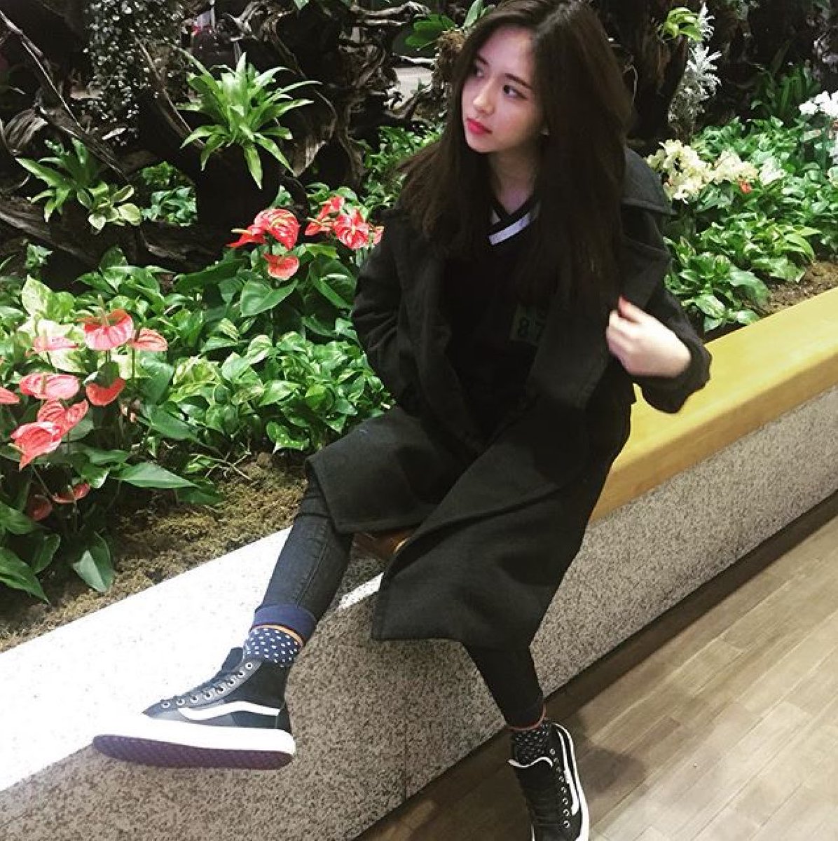 2EYESarchive's tweet photo. hyangsook + flowers 🌷 #향숙 #HYANGSOOK https://t.co/LUOYgt6NPh