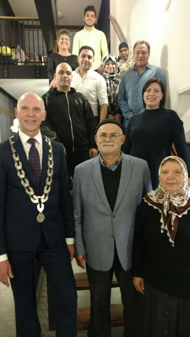 Burgemeester Fränzel heeft  aan 10 mensen uit Veghel het Koninklijk Besluit uitgereikt waarin staat dat zij Nederlander zijn geworden.