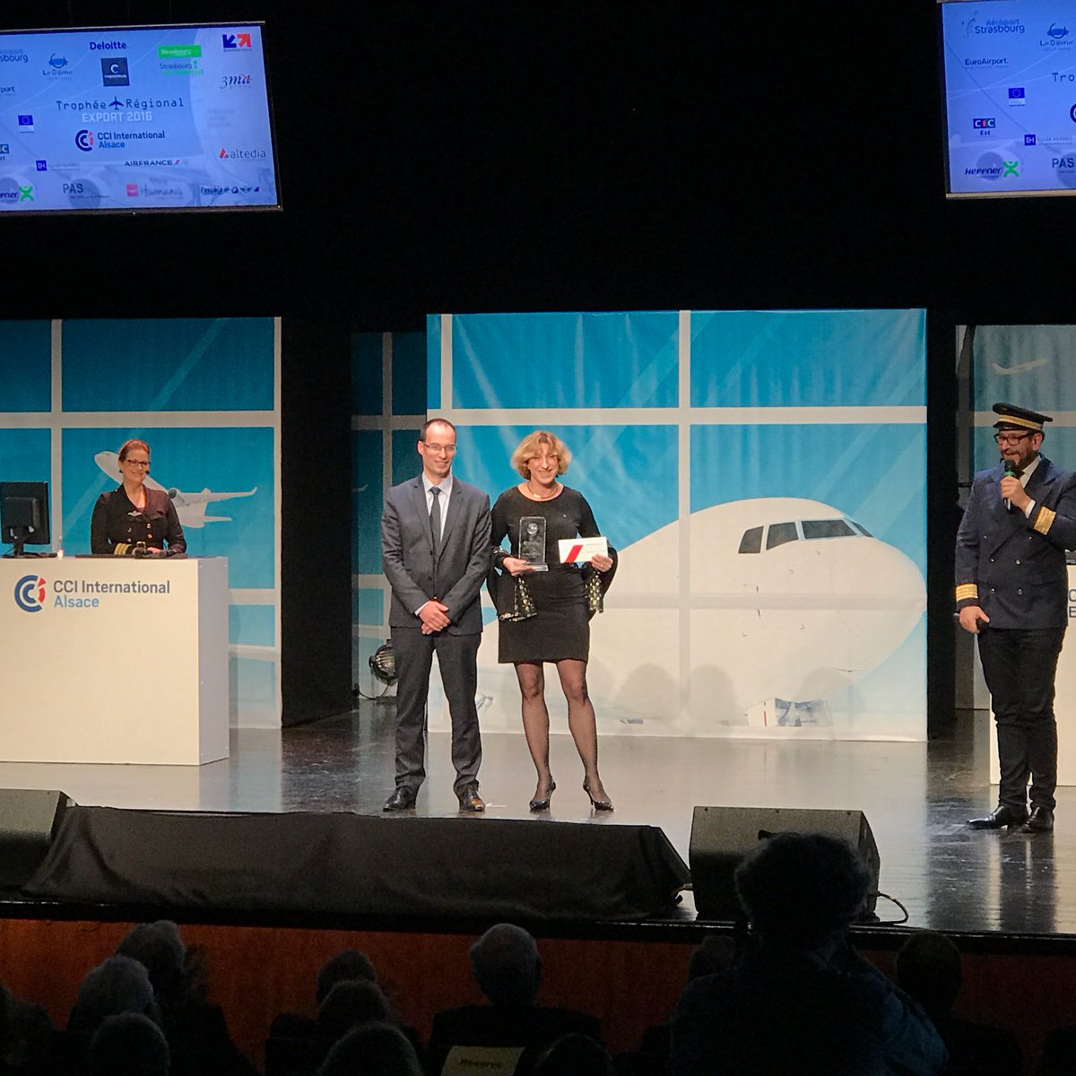 ccialsace's tweet photo. Deloitte remet le #trophée Implantation à l'étranger à l'entreprise Velum. #TropheeExport #international https://t.co/CmTxspuzbP