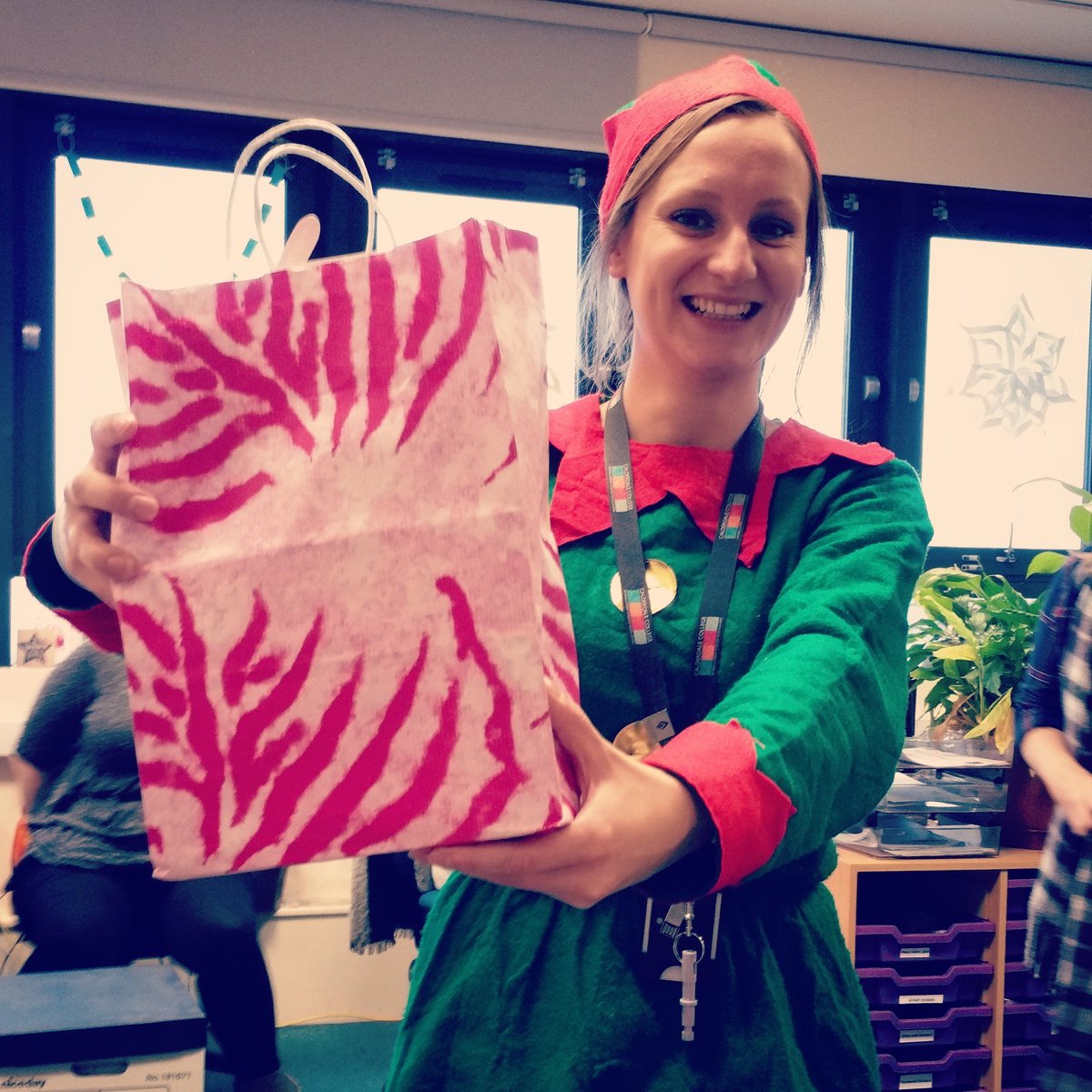 stacyleanne12's tweet photo. Chief Elf. :) xx #calderdalecollege #christmas #fakepresent #geekandproud @LeeksAndDeeks https://t.co/WKsBErNNQO