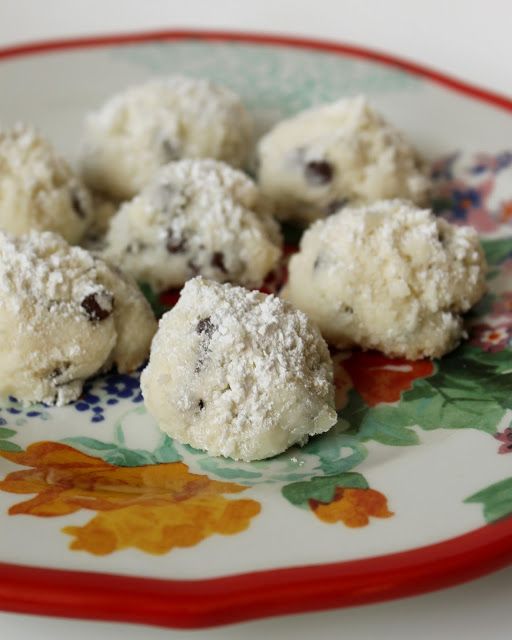 Make these for yourself or a friend! #glutenfree Chocolate Chip Vanilla Snowball Cookies from <a href="/auntiebethanygf/">Bethany</a> buff.ly/2gH9AZY