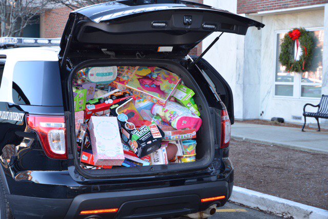 SSUPolice's tweet photo. University Police and Sigma Alpha Epsilon (ΣΑΕ) deliver toys to DCF in #Salem and Lynn and MGH Salem Hospital. https://t.co/RZUYOSZHC6