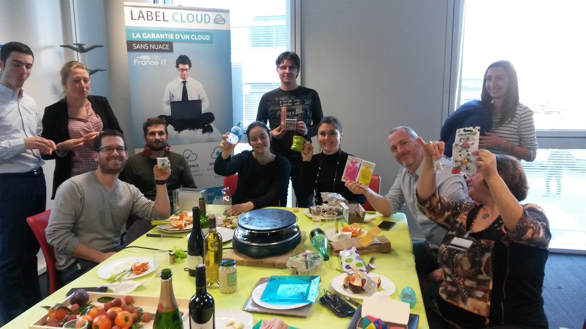 SandrineM31's tweet photo. C est Noël avant l heure avec la team @DigitalPlaceICT :-) https://t.co/J5hOaPk2Eq