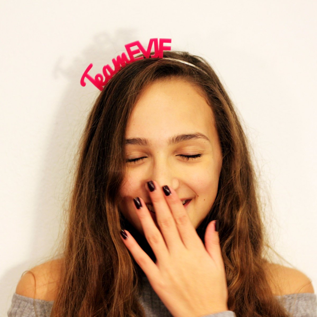 SandrineQF's tweet photo. Un cadeau idéal pour une future mariée pour un evjf? 👰 C'est par ici --> https://t.co/PF0SDJTkHQ #teamevjf #futuremariée #noel #serretête https://t.co/jVml3JCbOg