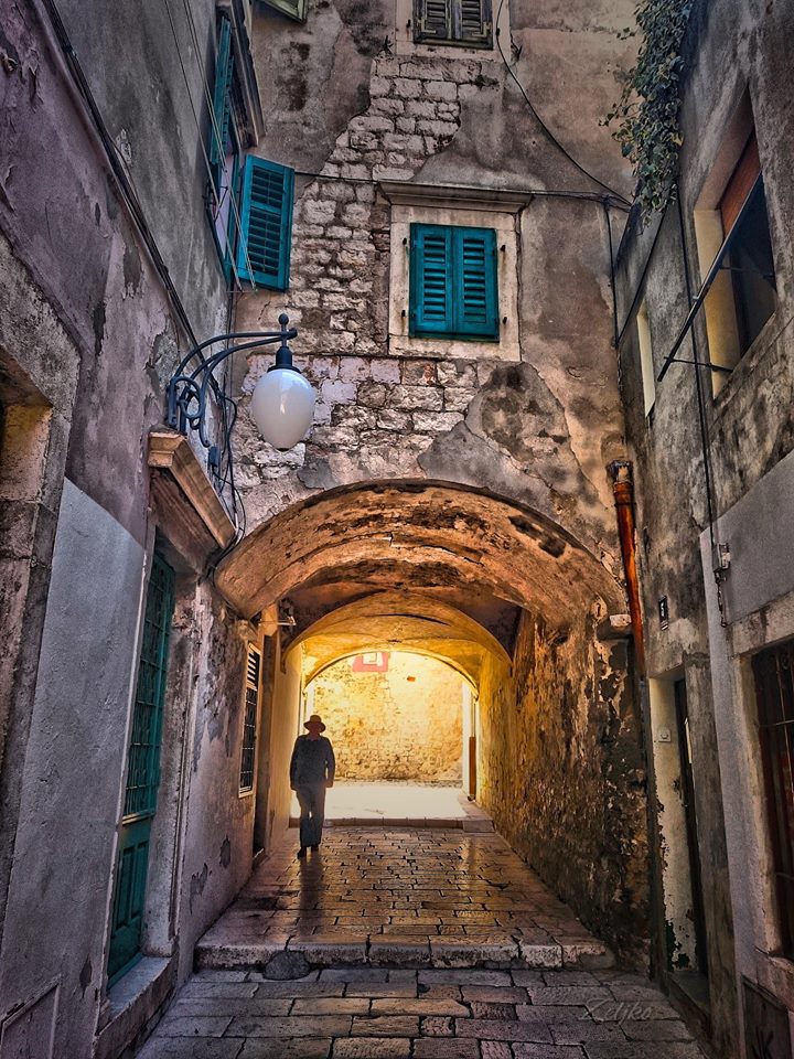 ....a medieval stone labyrinth of historical streets and alleys...<3😇Šibenik
#visitsibenik#CroatiaFullOfMagic (photo:Ž.Željkov)