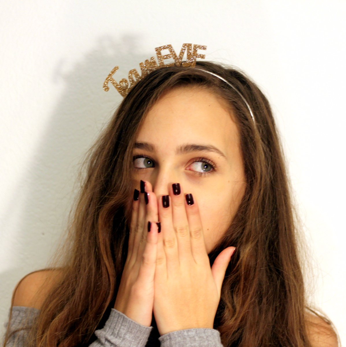SandrineQF's tweet photo. Un cadeau idéal pour une future mariée pour un evjf? 👰 C'est par ici --> https://t.co/PF0SDJTkHQ #teamevjf #futuremariée #noel #serretête https://t.co/jVml3JCbOg