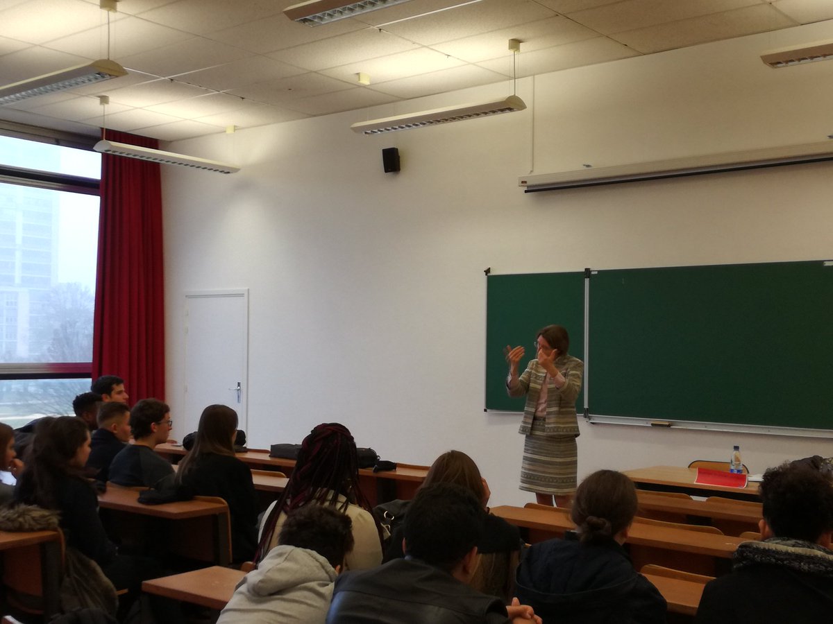 30 lycéens captivés par ce premier contact avec <a href="/unistra/">-</a> et <a href="/sup_recherche/">Ministère Enseignement supérieur/Recherche/Espace</a>, avec Madame le Doyen de la faculté de droit!