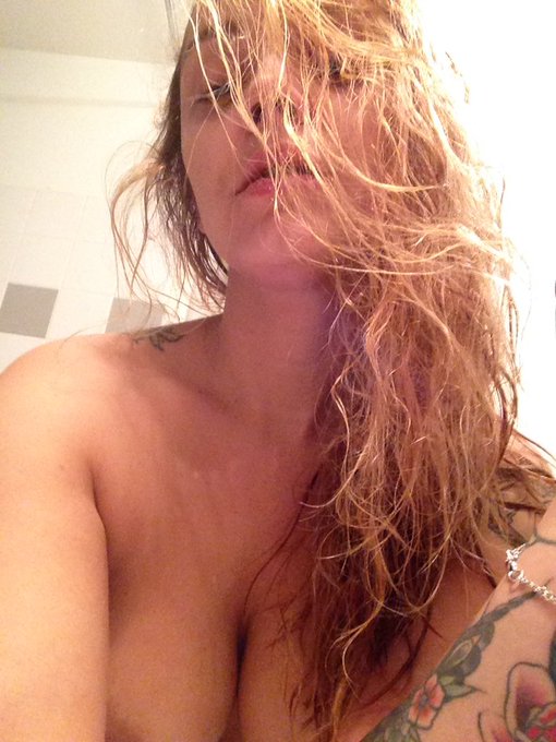 Une douche et &ccedil;a repart!!! #gueuledebois https://t.co/ii6zjTt3Mz<a href="/tag/gueuledebois"class="tags">#gueuledebois</a>