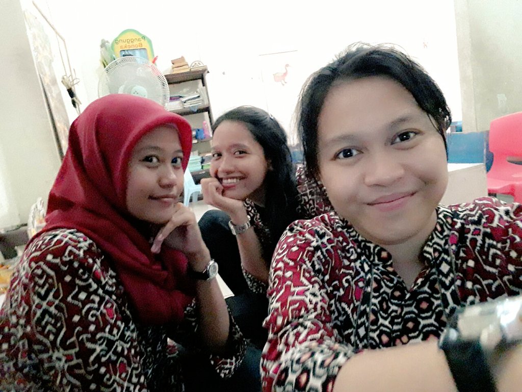 kartika_devi78's tweet photo. Biarpun lelah abis ngisi raport tapi tetep axis 😄😄😄😄😄 https://t.co/4gnHuGgAVI