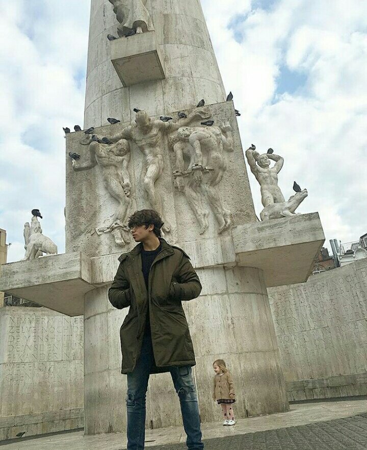 FebrianiArfina's tweet photo. Harris : Featuring the litlle girl copying my pose and my pet pigeons x @HarrisJOfficial https://t.co/7CZmDBdLFh