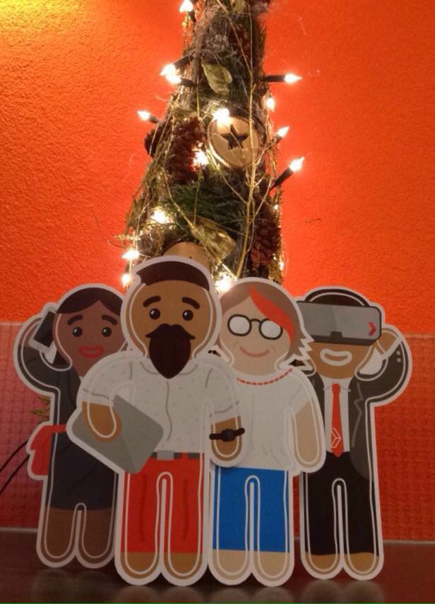 Post een foto met onze gingerbreadhelden met #PNHolidays en #PNID en Porter Novelli doneert 1 dollar aan CARE.