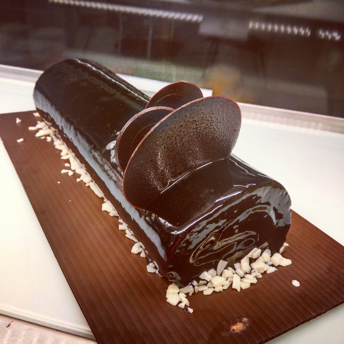 BLACK ROLL CAKE
m.facebook.com/story.php?stor…