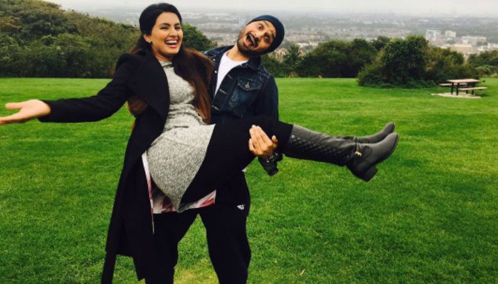 MandrekarGajesh's tweet photo. Geeta Basra, hubby Harbhajan Singh out on 'travel day' with daughter https://t.co/SokATJnBSn https://t.co/NcjerYvgwD