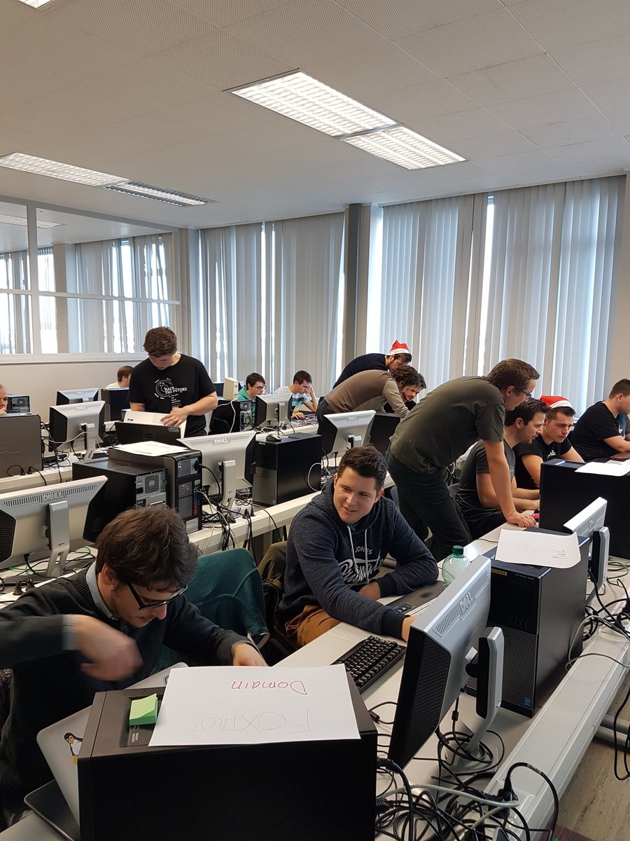 Margot_DD's tweet photo. .@bertvanvreckem  studenten #toegepasteinformatica supergoed bezig tijdens finale opdracht Systeembeheer @HoGentFBO https://t.co/Gkq6ccQxXK