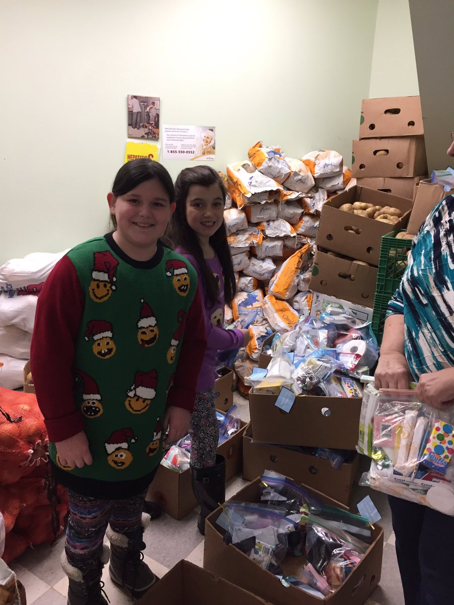 MNSStars's tweet image. Cooking for a Cause at Romero House today. Serving 400 meals, 1400 cookies and 200 Blessing Bags. #payitforward @thepayitforward @ASD_South