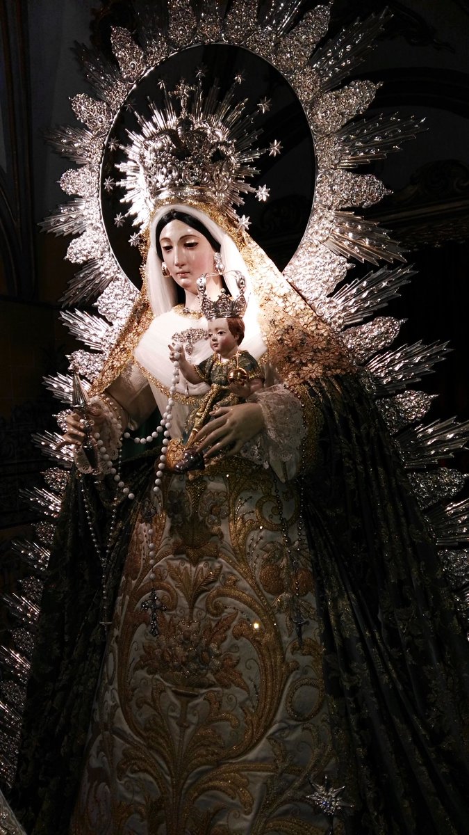 La Virgen del Rosario vestida para la Inmaculada y el adviento