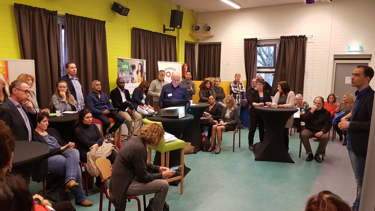 AlmerePF's tweet photo. De mini carrière beurs wordt ook druk bezocht. Informatie van o.a. gemeente @almere en @UWVnl. #Back2WorkPF https://t.co/IHOuP3eFSh