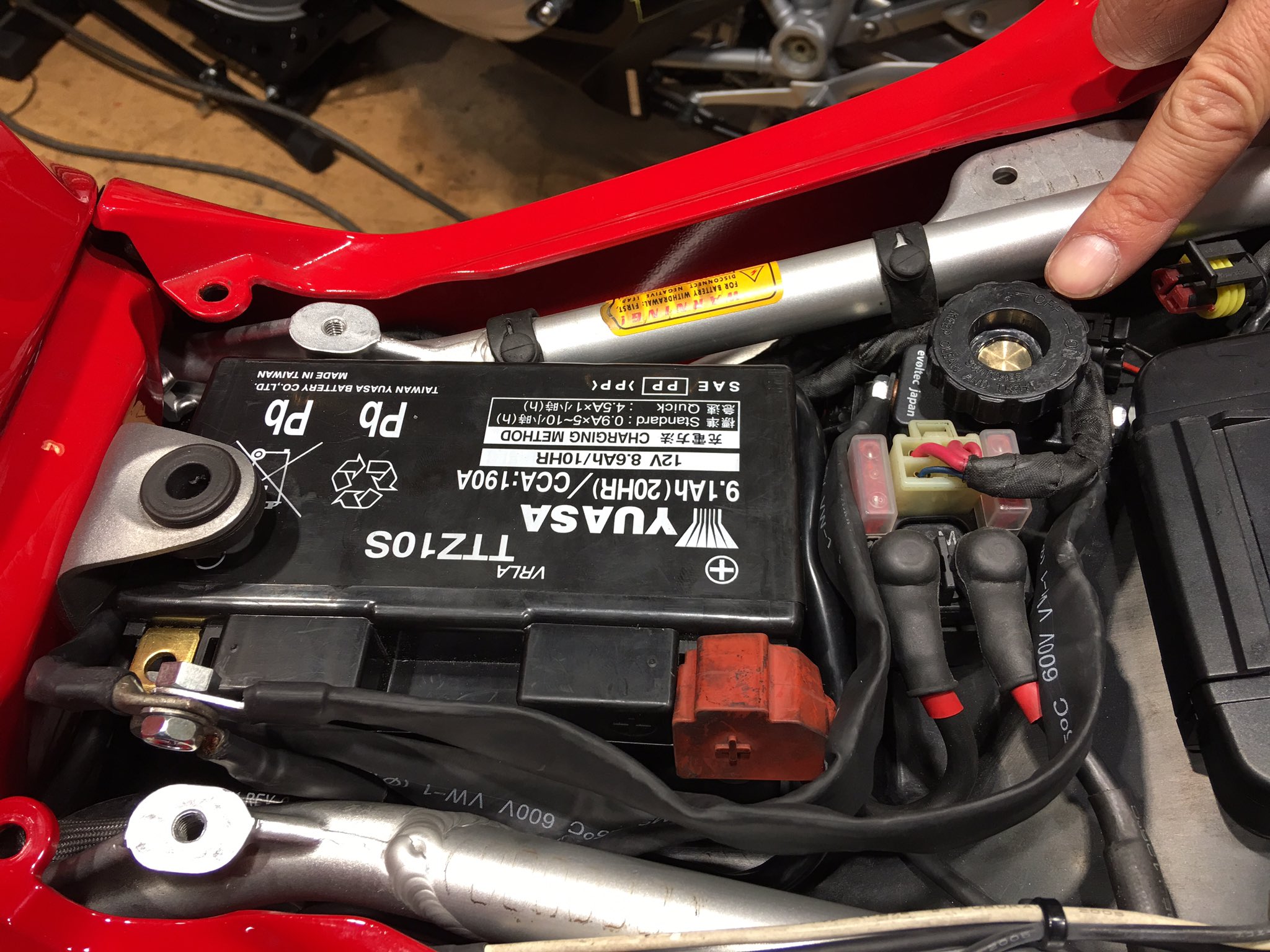 Evoltec Japan Evotecバッテリーカットボックス 取付事例 Mvアグスタ F4 バッテリー 管理が厳しいmvアグスタ 補充電できない場所でもカットボックスなら解決できます T Co 9h3qtjiyes バッテリー Mvアグスタ バイク冬眠 バッテリー保管