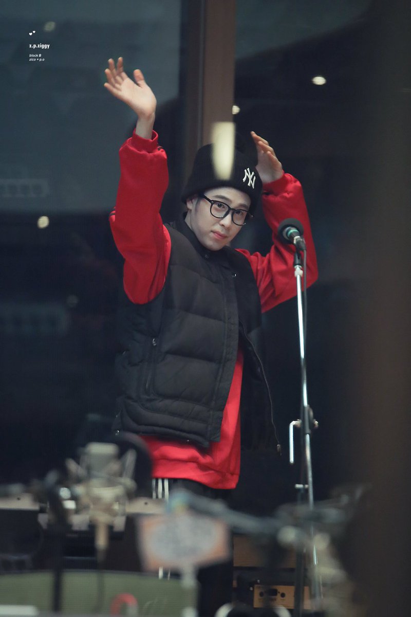 ZPziggy's tweet photo. 161115 #블락비 #블락비바스타즈 #피오 #표지훈 @blockb_official ;ㅅ; 늦은밤에도 열일하던 한달전 지훈이...어두운밤에도 예쁜마음은 빛이나지/ㅅ/ https://t.co/TJkcDtNIDA
