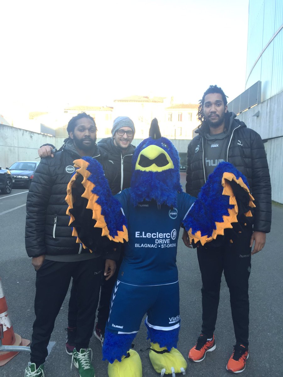 FENIX_HB's tweet photo. Direction Capitole pour la meilleure des mascottes encouragée par nos joueurs 
#FenixouInTheCity 🐥💙 https://t.co/kVH7pTkrDU