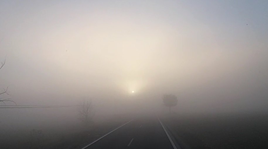 Tatacoacr's tweet photo. Con este panorama¿cómo hay quienes corren a 100 km/h?¿Tienen #SuperOjos? #Niebla y+ #Niebla en el #ValleDelEbro #AquíLaTierra #LlegóInvierno https://t.co/EoPr2Gs8IJ