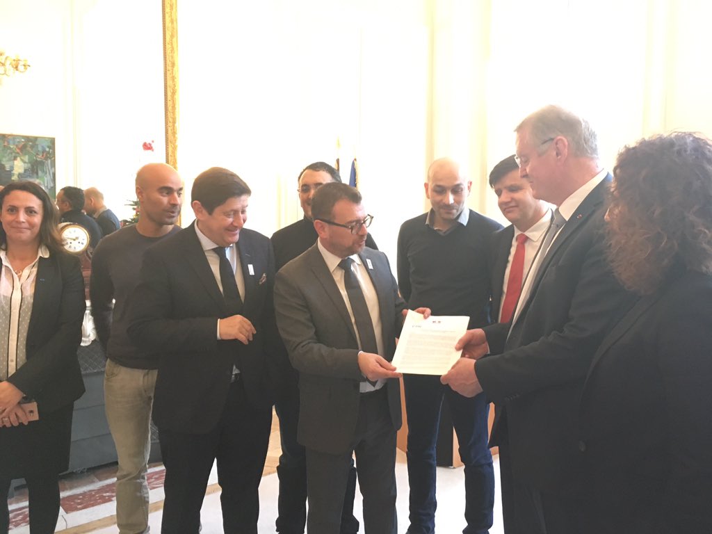 Remise de l'avis du Cnv sur les JO #Paris2024 à Bernard Lapasset, co-President du comité de candidature : Les jeux doivent inclure !
