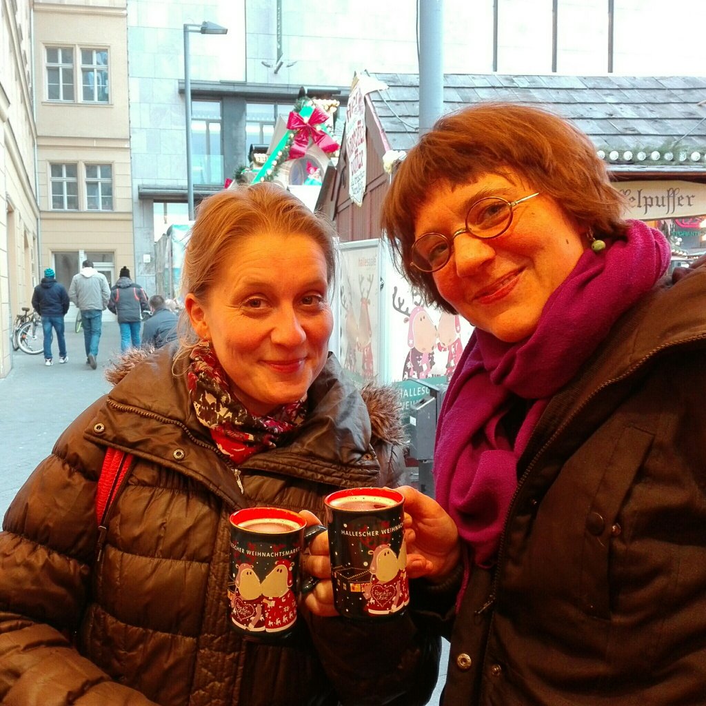 VisStorytelling's tweet photo. Schöner Glühweintreff auf dem Hallenser Weihnachtsmarkt. Was haben wir geschafft dieses Jahr, was wünschen wir uns für 2017? #Zukunft https://t.co/OkqsM9Hh6K