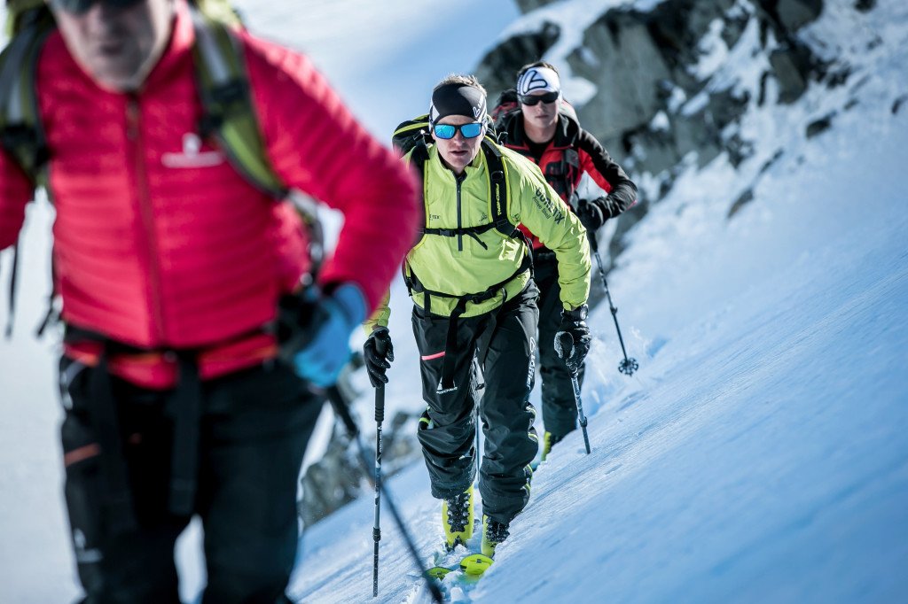 SporHit's tweet photo. Karla kaplı dağlar maceracıları bekliyor! Fischer kayak ürünleri ile sezona hazır olun. 💛🎿❄️ #fischer #ski #sport #kayak #sporhit https://t.co/MJ1B6QPLfL