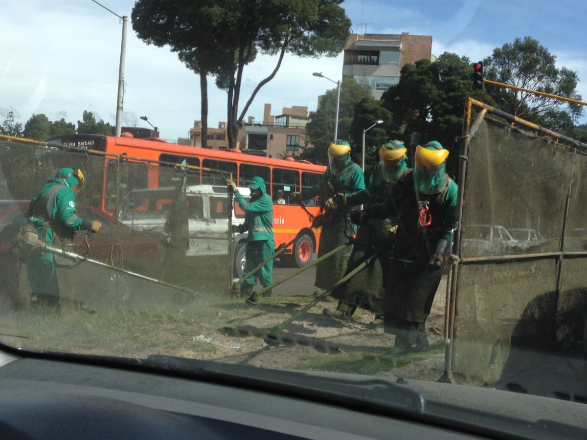 PrevisiteCo's tweet image. ¿Era realmente necesario cortar el pasto en esta zona? Separador de la séptima con 94. @AguasDeBogota #MiEspacioEsBogota