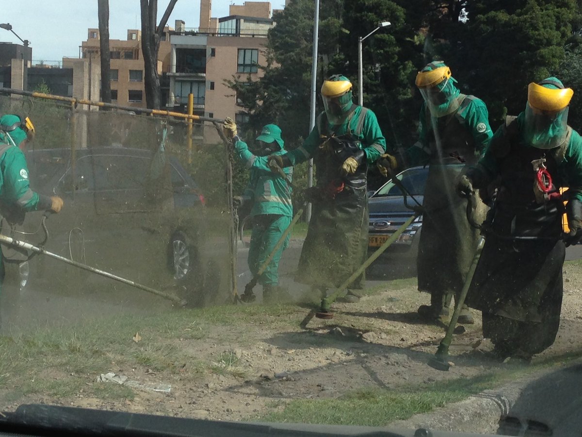 PrevisiteCo's tweet image. ¿Era realmente necesario cortar el pasto en esta zona? Separador de la séptima con 94. @AguasDeBogota #MiEspacioEsBogota