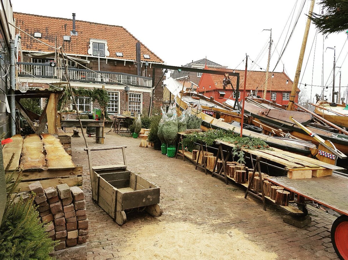 VVVSpakenburg's tweet photo. Wintermarkt Spakenburg vandaag 15 tot 21 uur. Loop even door tot aan de #botterwerf daar is het ook zooo gezellig! #spakenburg https://t.co/VhHLIHyCIJ