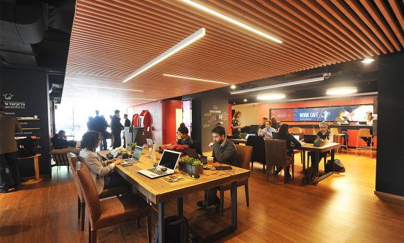 ZonaCoWorking's tweet photo. En Chile el banco Santander @santanderchile abre un espacio de #coworking en una de sus sucursales https://t.co/ytW5GcNj11 https://t.co/Jo6TfdfGsm