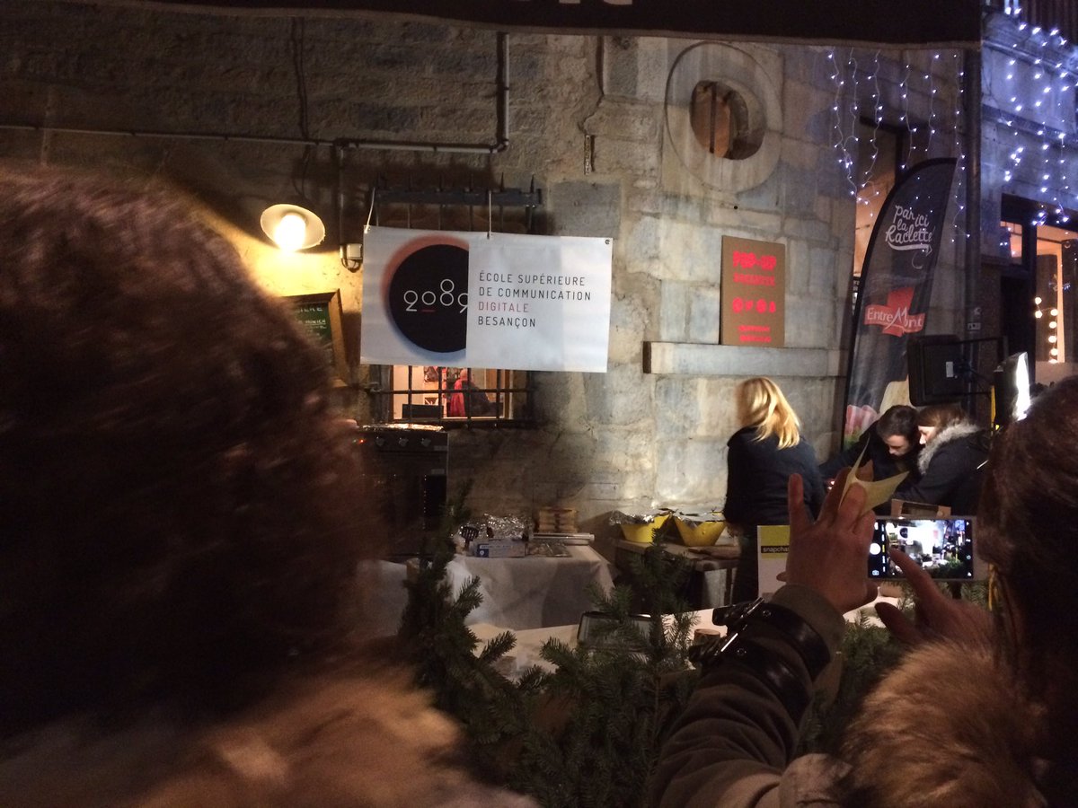 AGonnot's tweet photo. On me signale à l'oreillette que le premier lieu du #popupraclette est à La Fontaine, place de la Révolution ! #besancon https://t.co/wYvXhUofVG