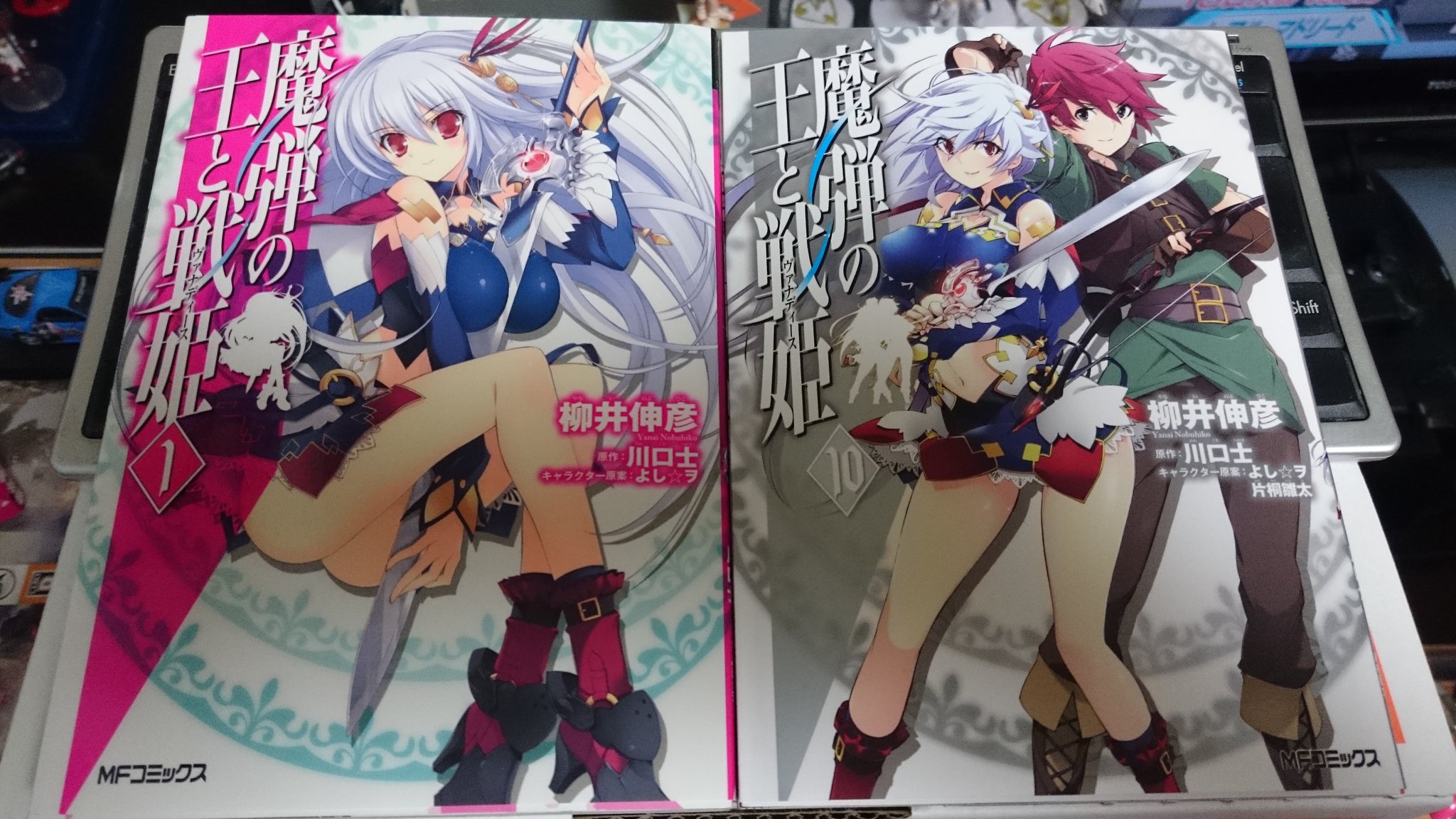 藤堂志摩子提督 柳井伸彦大先生のコミック版 魔弾の王と戦姫 の第1巻と最終第10巻 の表紙比較 最初は 原作のキャライラストに寄せて描いてたけど 第2巻辺りから自分の手癖 が出てきて 巻 を重ねる毎に柳井大先生なりのキャラデができていき 第10巻 藤堂志摩子提督 柳井伸彦大先生のコミック版 魔弾の王と戦姫 の第1巻と最終第10巻 の表紙比較 最初は 原作のキャライラストに寄せて描いてたけど 第2巻辺りから自分の手癖 が出てきて 巻 を重ねる毎に柳井大先生なりのキャラデができていき 第10巻