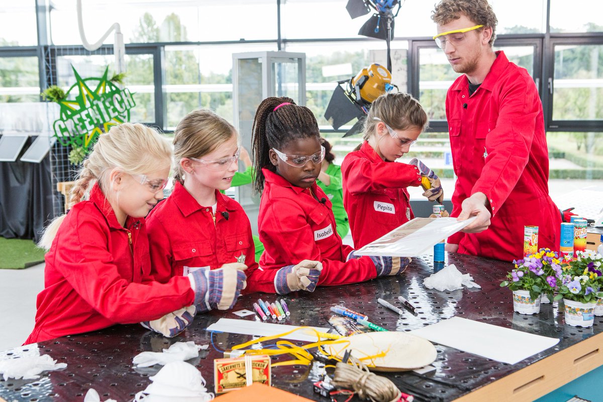 GreenTech_TV's tweet photo. Coach Wouter van @UTwente helpt de meiden oplosbaar, duurzaam vuurwerk te maken! En het is een thuiswedstrijd voor hem! https://t.co/H1NS3USs6y