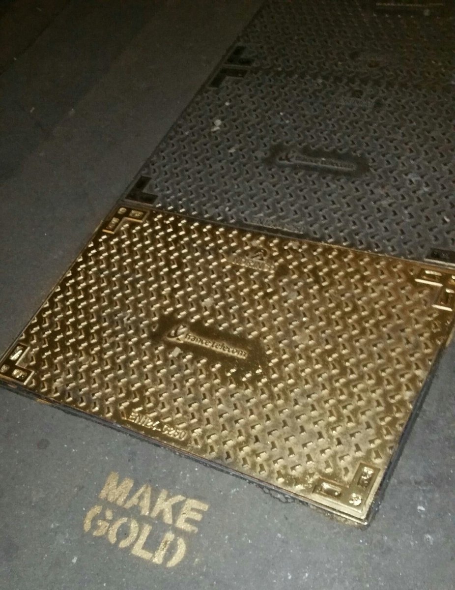 DJBSO's tweet photo. #makegold #streetart #paris #midastouch #djbso https://t.co/O9tz5puPiJ