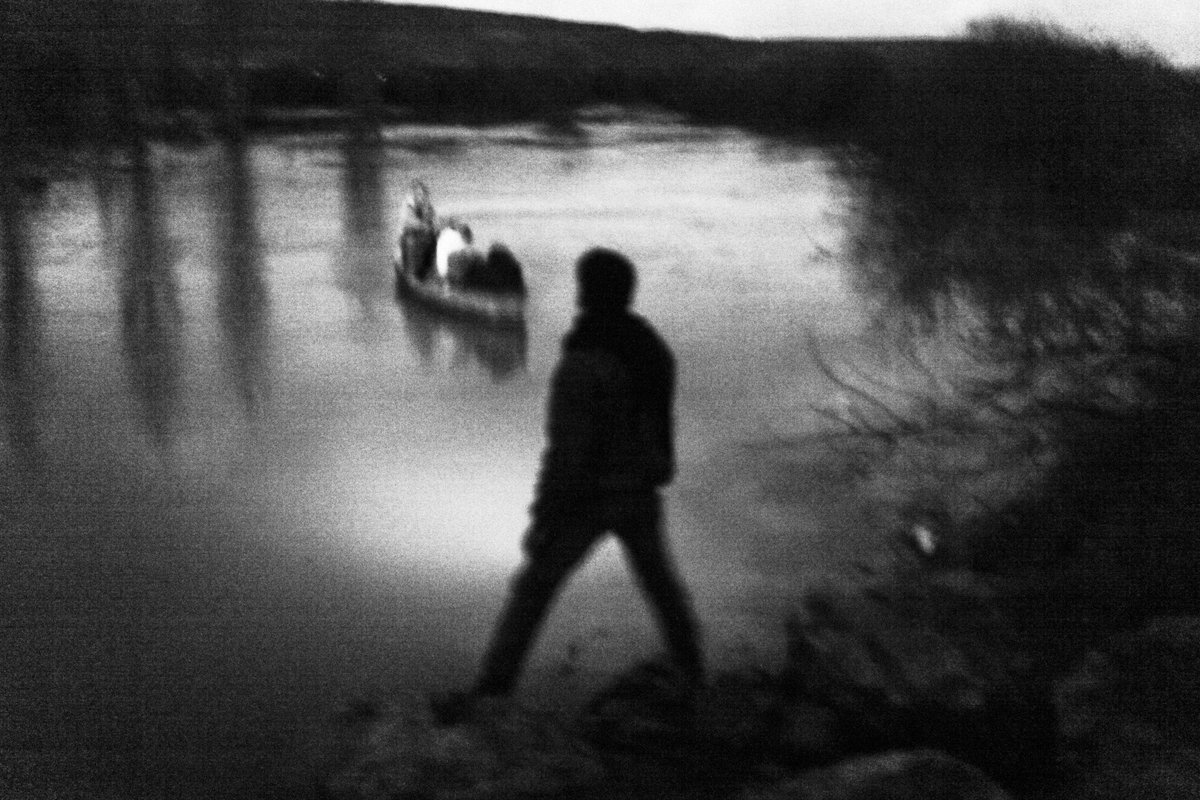 MagnumPhotos's tweet photo. The migrant crisis through the eyes of Magnum photographers: https://t.co/aYUNutdqH2

© @moises_saman/#MagnumPhotos https://t.co/tWItjRhz39