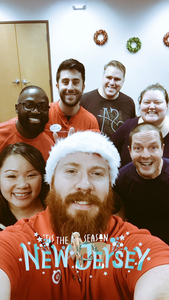 Lending out a helping hand to Salvation Army! #d446 #volunteer #SantaGary <a href="/peanutpapi/">Kat Liu</a> <a href="/dave_target11/">Dave Ferrara</a> <a href="/AllDay_Adjei/">A.Adjei</a>