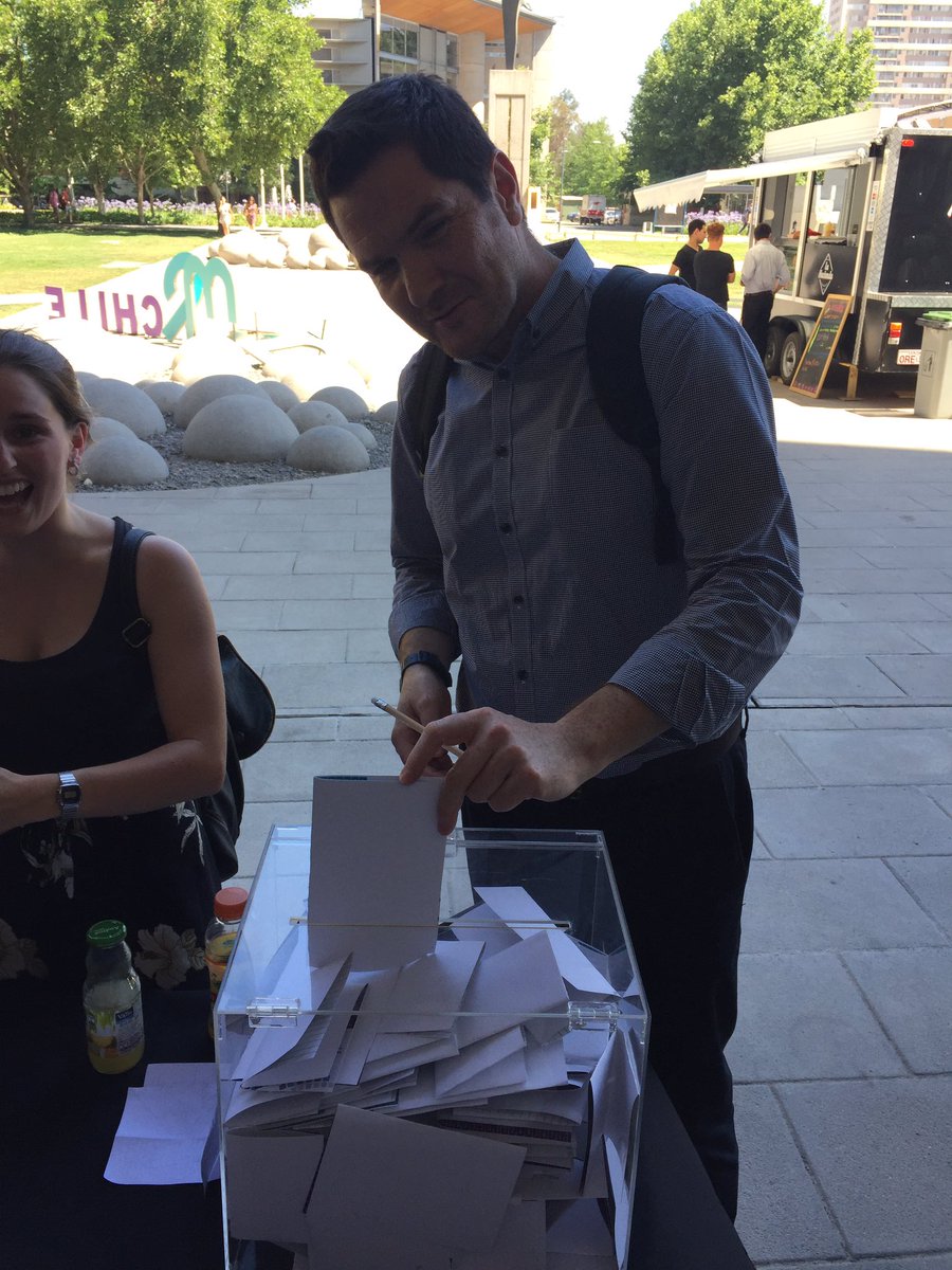 feligonzalez's tweet photo. @FelipeJara Director de Emprendimiento de @InacapEmprende entrega su voto para los mejores proyectos del #JumpFest #jumpchile2016 #jumpchile https://t.co/iUR5KSKbW0