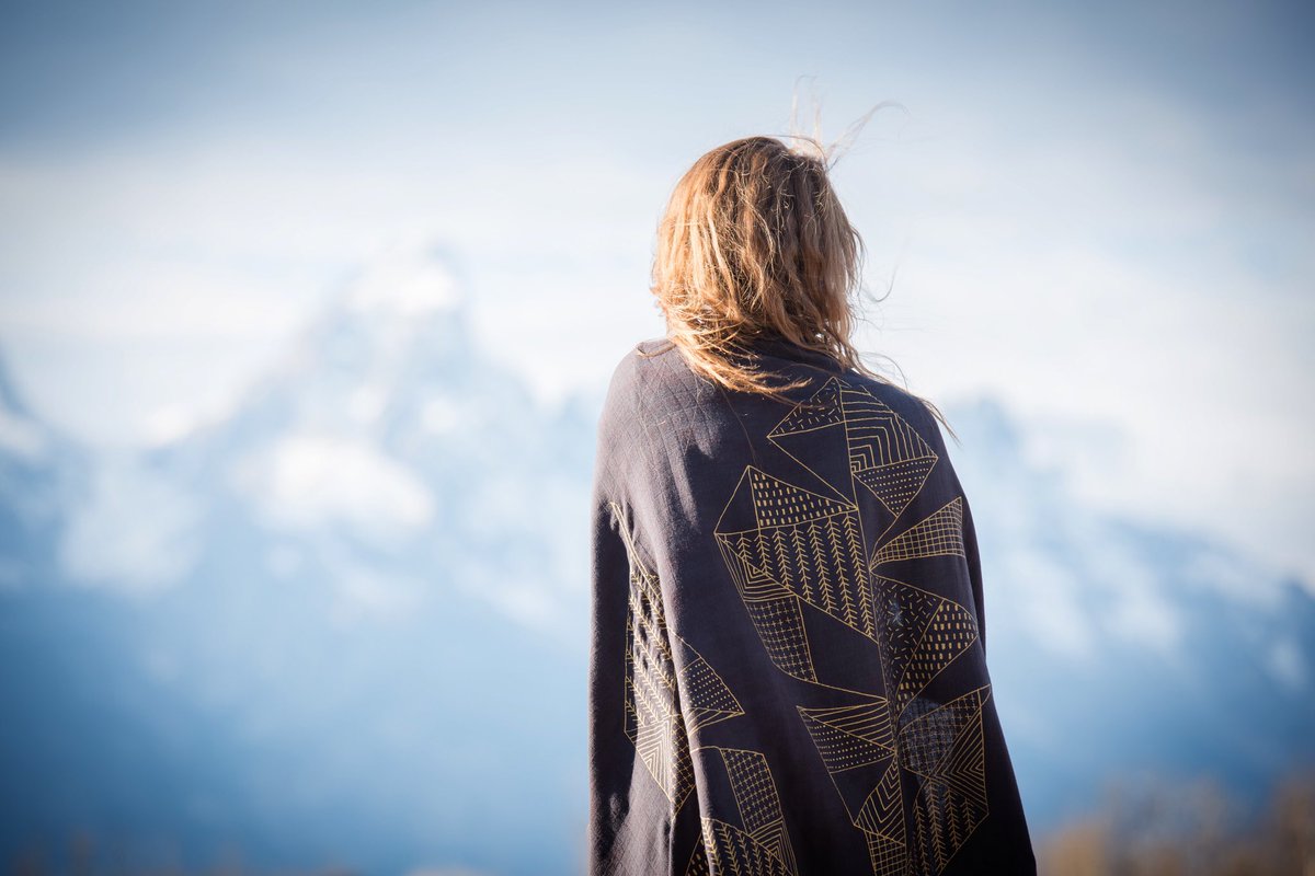 lisawalkerjh's tweet photo. Join me tonight at the Inversion Yoga Holiday Party. 7-9pm #shopsmall #jacksonhole #textiledesign #raven https://t.co/CNzHipMTzg