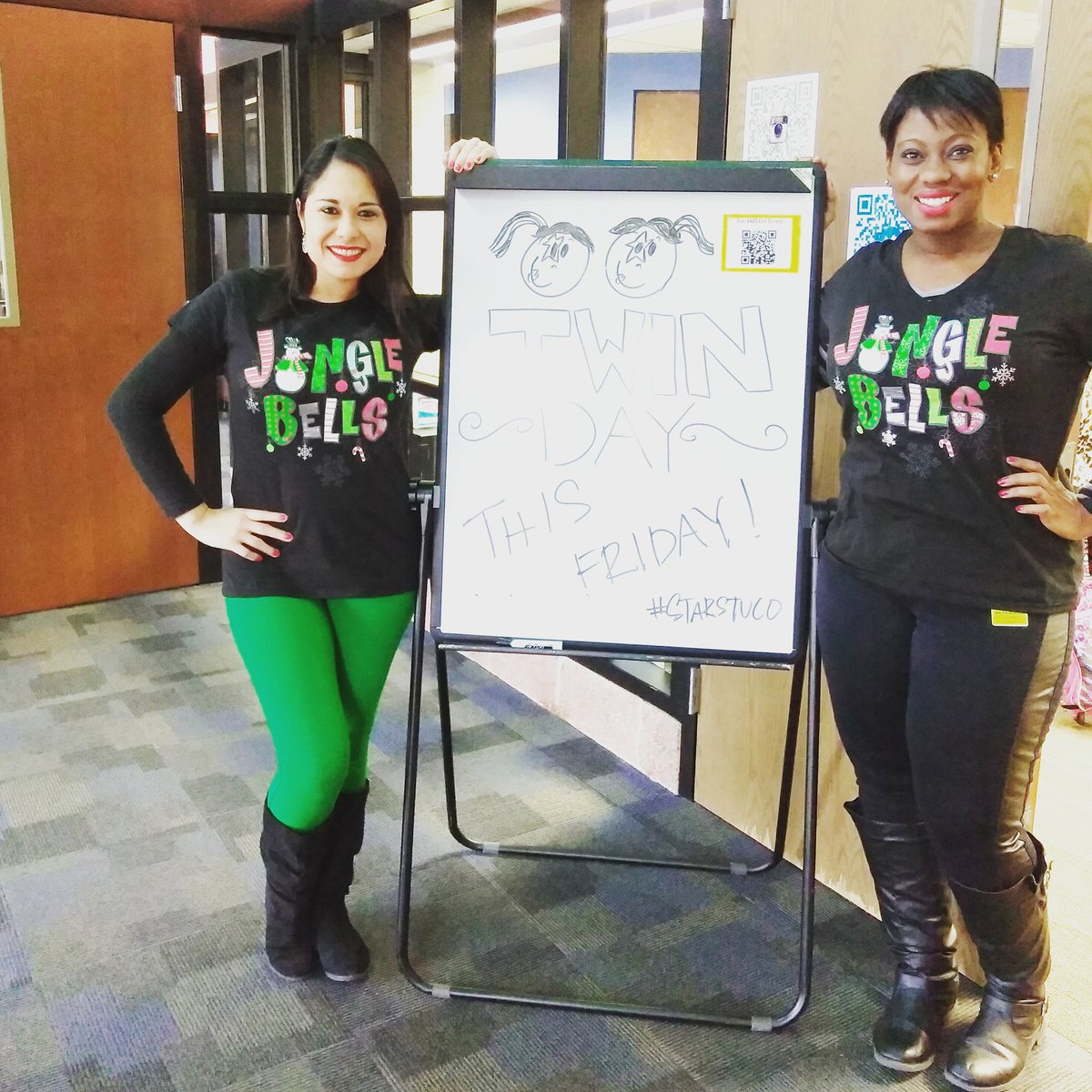 #TwinDay (by coincidence)  a day early @TheStar512 !! <a href="/EdithGa71828663/">Edith Garcia</a> #CountdownToChristmas 👭🌲🌠☃❄⛄🎄