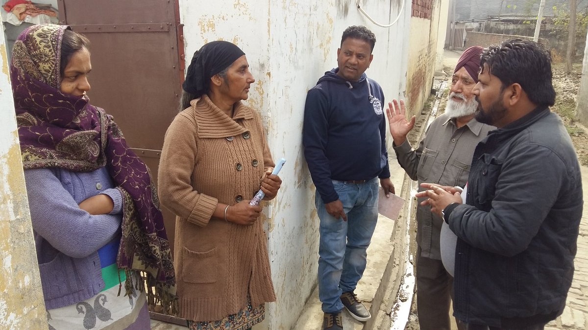 AapPardeep's tweet photo. ਆਪ ਉਮੀਦਵਾਰ ਰਮਨ ਕੁਮਾਰ ਜੀ  ਘਰ ਘਰ ਜਾ ਕੇ ਉਹਨਾਂ ਦੀਆ ਮੁਸਕਲਾਂ ਸੁਣੀਆ ਅਤੇ ਪਾਰਟੀ ਦੀਆ ਨੀਤੀਆਂ ਵਾਰੇ ਜਾਣੂ ਕਰਵਾਇਆ
@ArvindKejriwal https://t.co/mQo5OicEXp