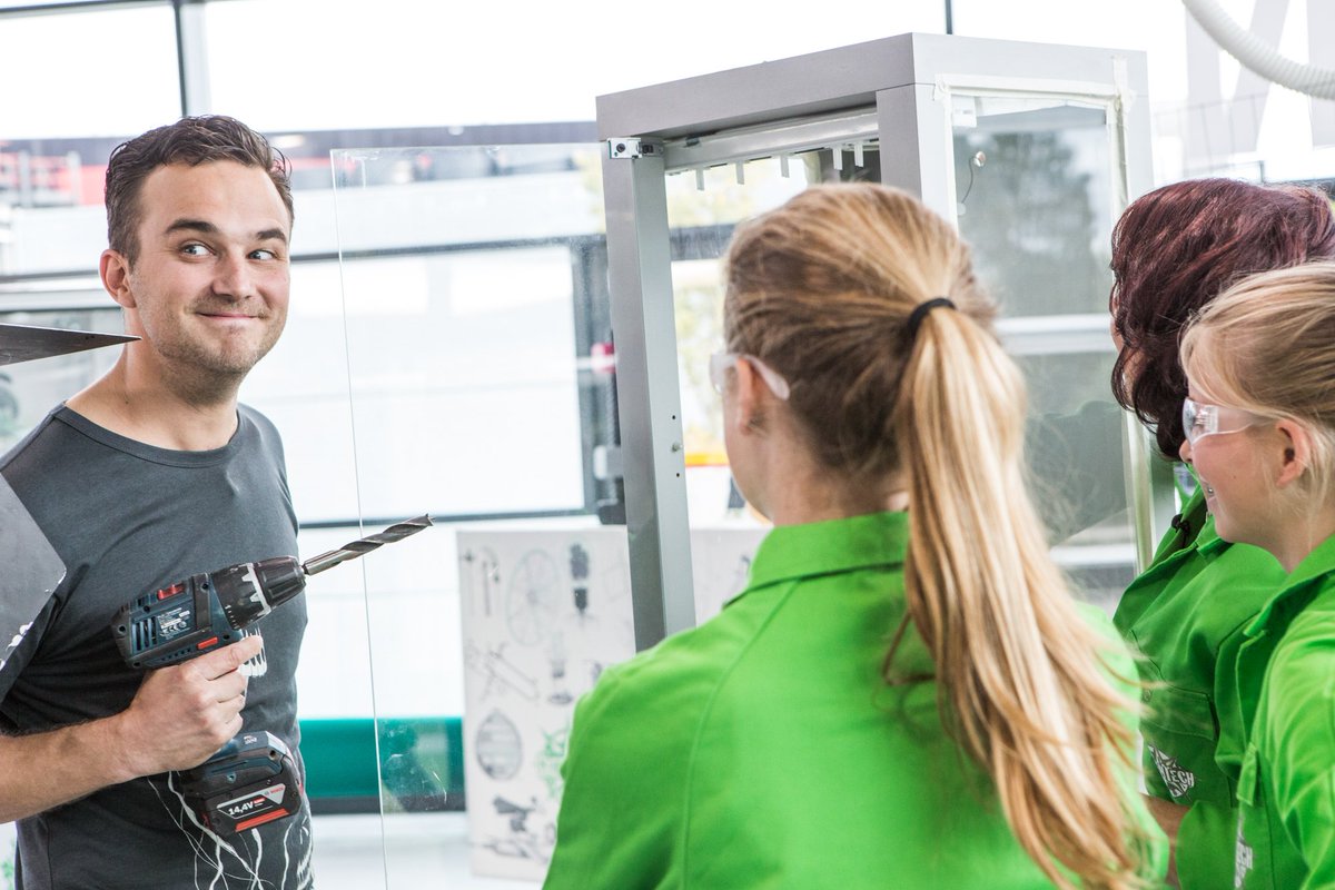 GreenTech_TV's tweet photo. Betrapt! Presentator met boormachine in hand... @joris_putman nu op RTL4! https://t.co/fQxpxuFj1v