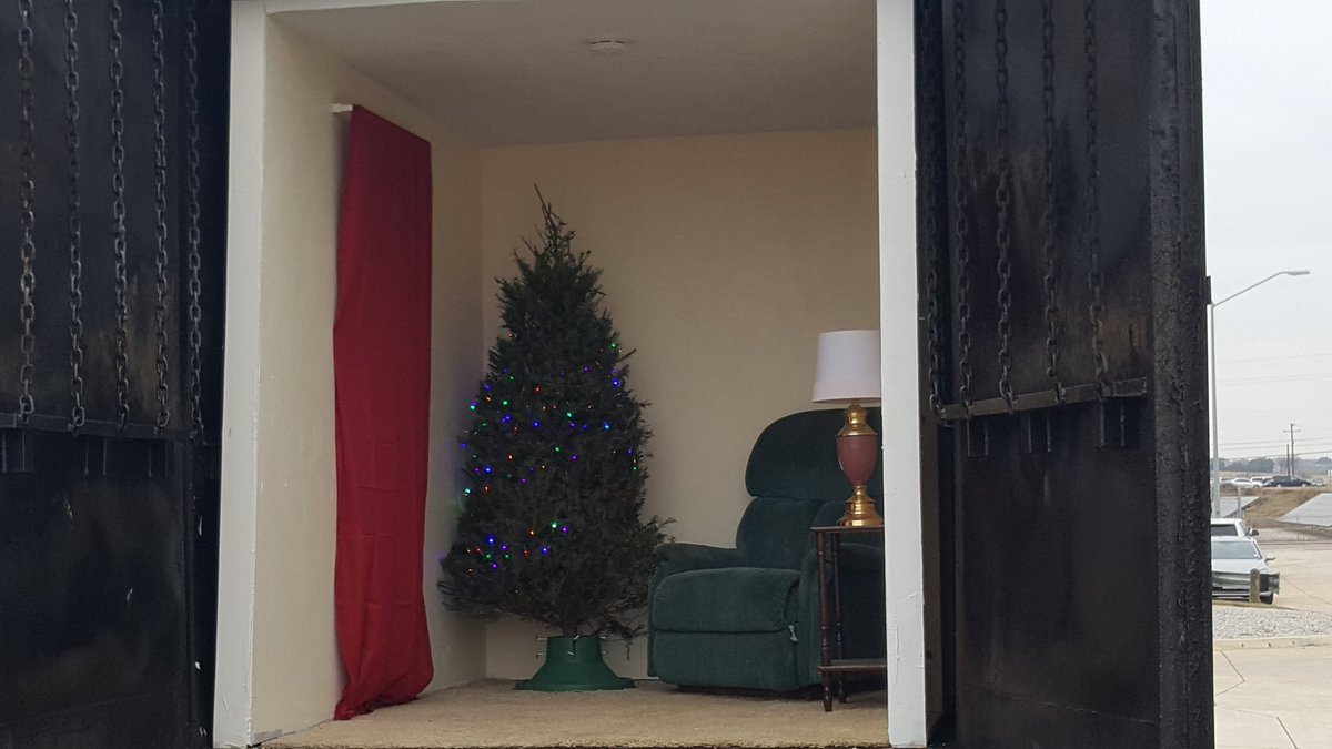 FWfirefighters's tweet photo. Stay tuned as we demonstrate how a dry Christmas can easily catch fire. And some tips on how to take care of your tree. #WeKeepFWsafe https://t.co/pcxUHBuEiP
