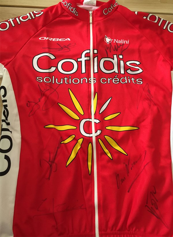 La fin de l'année approche, on vous offre notre maillot dédicacé par les coureurs du Tour. Pour le gagner, Follow et RT ce tweet ! ;)