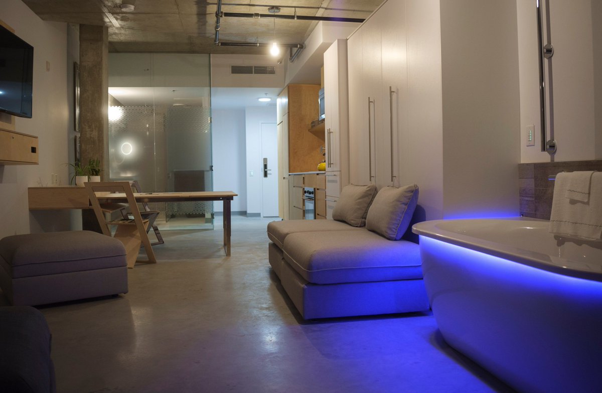 boxotel's tweet photo. Il est dès maintenant possible de réserver des chambres au #Boxotel. Communiquez avec nous pour plus d'infos! https://t.co/0p2Clg8dog https://t.co/ze453TP7XH