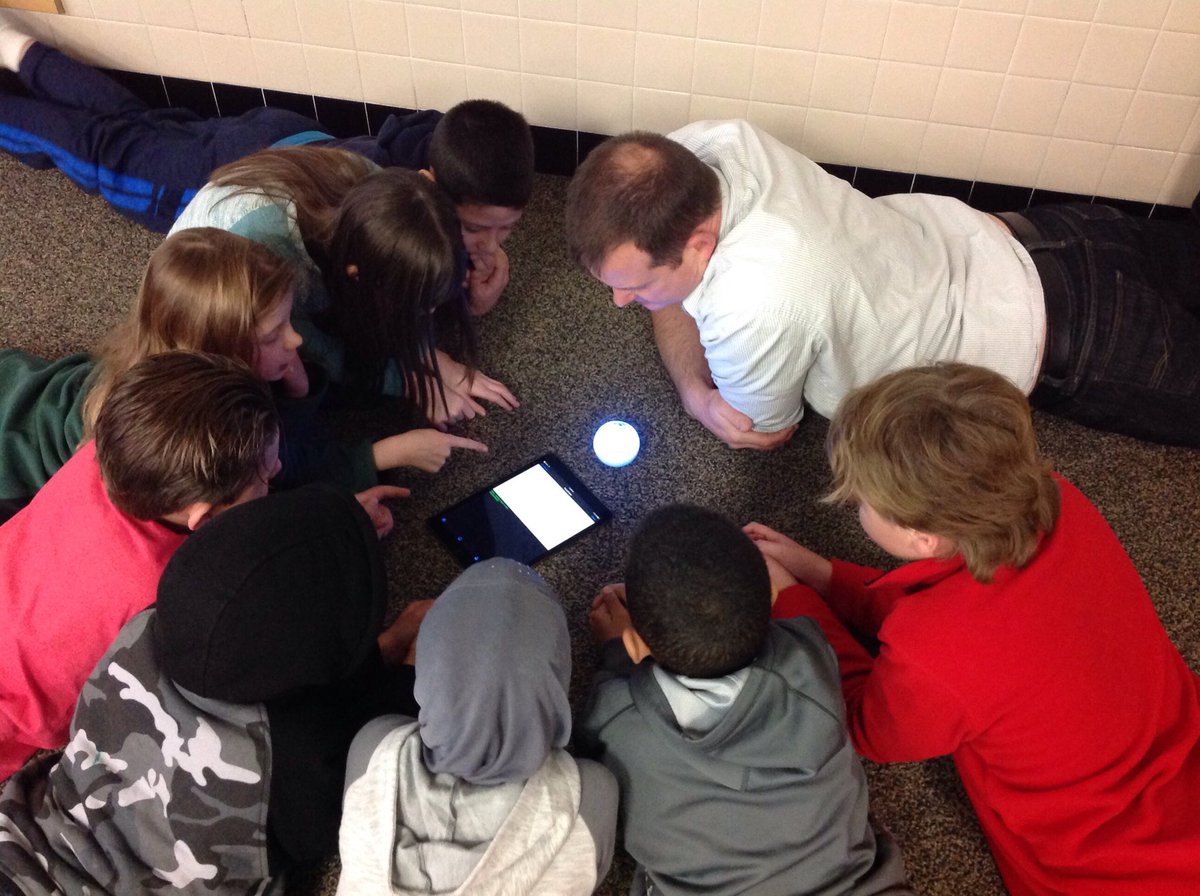 AngieJorgensen3's tweet photo. So lucky to have @AndyLeiser giving our students robotics experience!! @ISD200 https://t.co/mHtb64FWIu