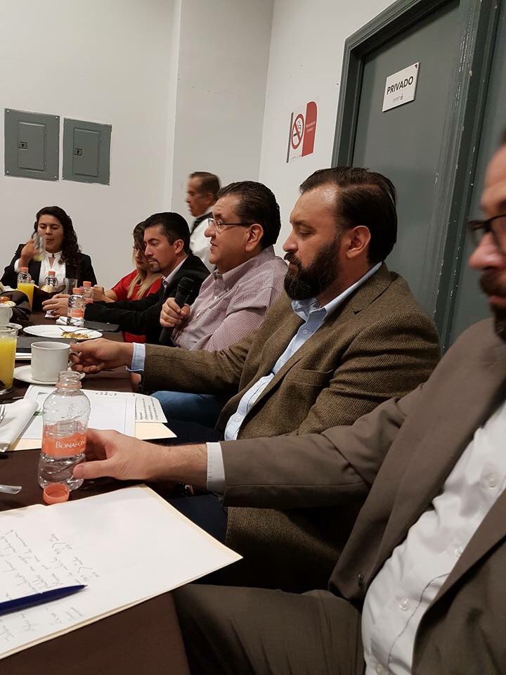 RomeroMenaFco's tweet photo. Productiva reunión con nuestro Srio. @pacoayon, con mis directores de área y plantel, proyectando metas al 2017 a favor de la educación. https://t.co/EG1lSRRznp