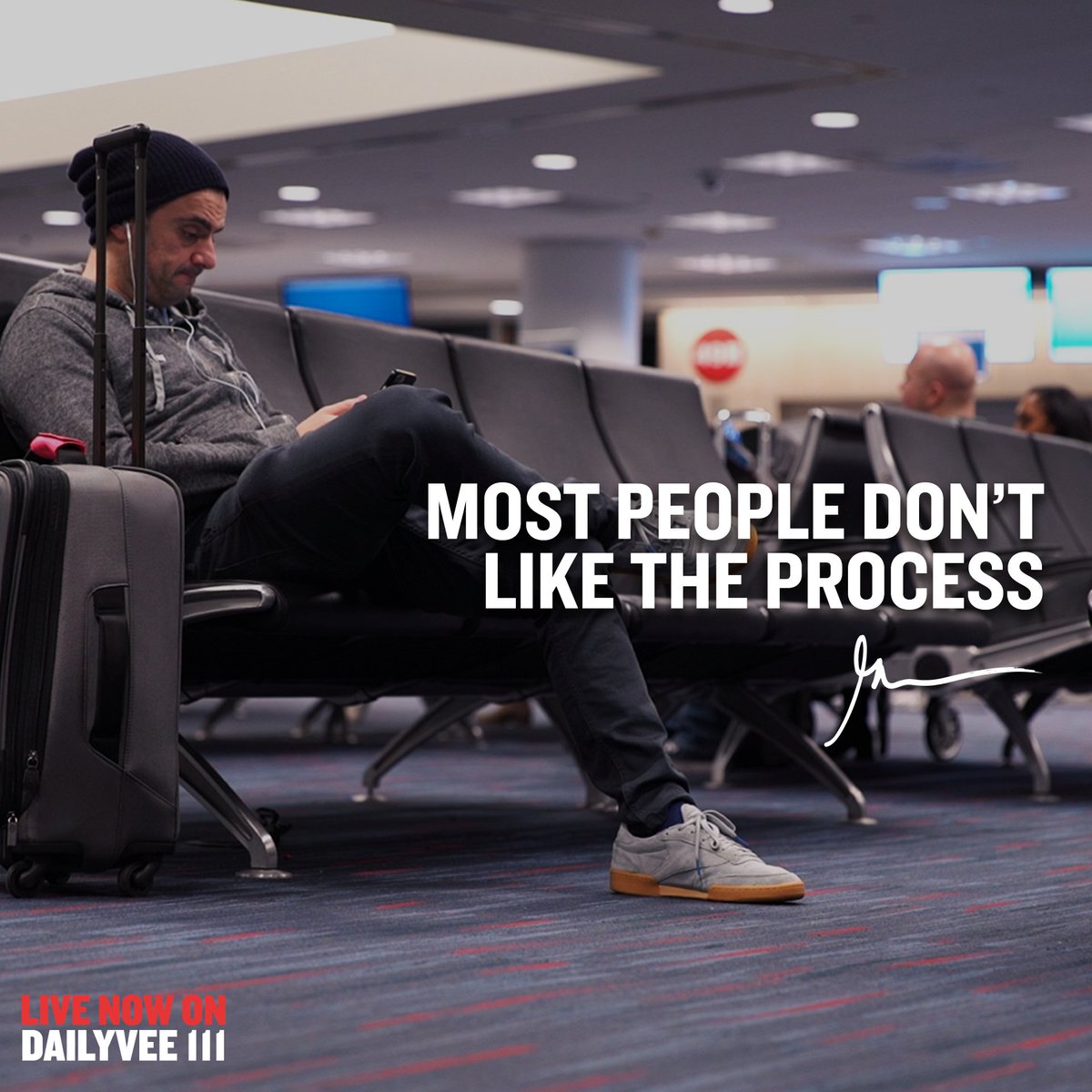 SIGNED A SH*TLOAD OF BOOKS | DailyVee 111

garyvee.com/DailyVee111