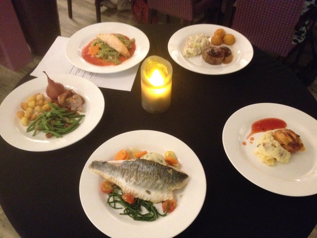 RenckensTon's tweet photo. Heerlijke proeverij Kerstdiner Maaltijdservice door cliëntenraden @Patyna_ en @AntoniusSneek in #Ielanen Sneek. Smakelijke Kerst! https://t.co/uaZ7R9yL4V